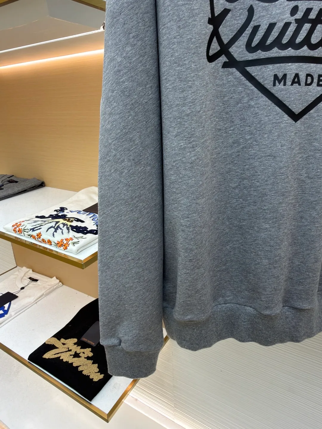 LOUIS VUITTON big heart logo letter print sweatshirt ●Original version: purchased and developed by 6909 ●Item number: 1681806-A75 ●Fabric: cotton fabric ●Technology: printing production ●Color: gray ●Version: fitted version ●Weight: about 545 grams ●Size: S-M-L-XL ●Description: The body is made of 100% cotton fabric, which has been pre-shrunk, making it soft and waxy to the touch and not easily deformed; the round neck uses three-needle hemming technology, and the inside of the collar is lined with rib strips to keep it from becoming loose after long-term wear. The love logo on the chest is printed with environmentally friendly glue. After three times of scraping and high-temperature setting, the pattern is clear and full, and is not easy to crack. The raglan sleeves are edged with the same color binding strip to improve the fit of the shoulders. The hem and cuffs are wide ribbed, with moderate elasticity and washability. The overall stitching is 12 stitches/inch high-density stitching, and the details are overlocked and reinforced to take into account comfort and durability. The overall wiring is straight and delicate, the fabric is comfortable and soft, and the color is consistent without color difference. It can be matched with the same style to create a fashionable look and control various occasions. Customized accessories, complete with three standards, same style for men and women!